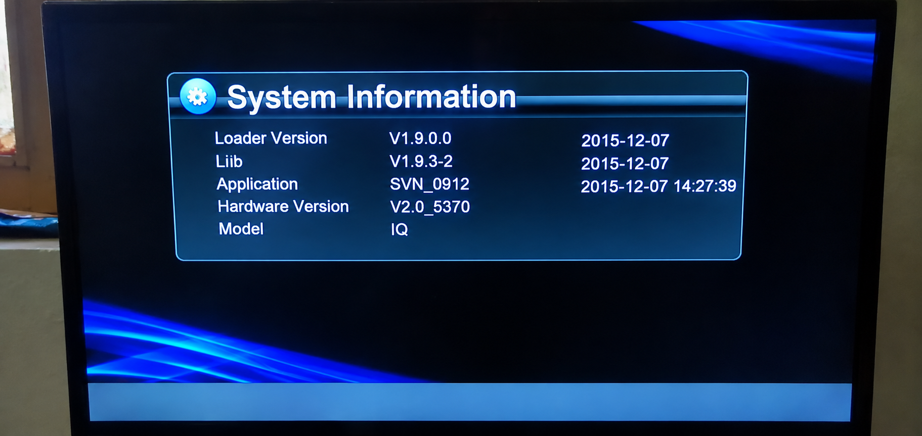 System Information screen showing Loader V1.9.0.0, Lib V1.9.3-2, Application SVN_0912, Hardware V2.0_5370 and Model IQ